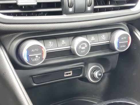 Used 2020 Alfa Romeo Giulia image 25