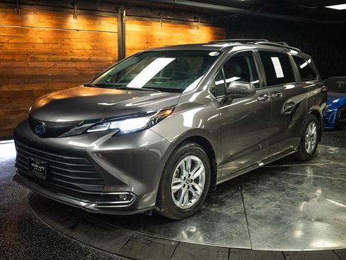 Used 2022 Toyota Sienna XLE w/ XLE Plus Package AWD/4WD image 2