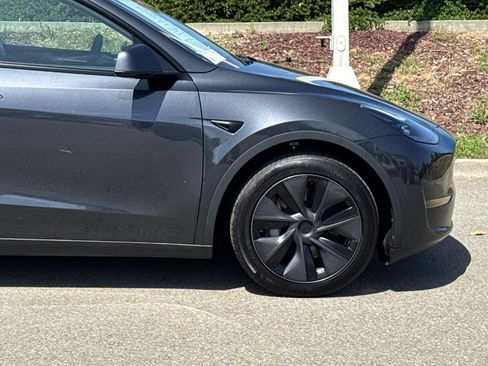 Used 2025 Tesla Model Y Long Range AWD/4WD image 34