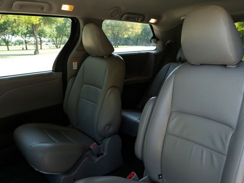 Used 2020 Toyota Sienna L image 18