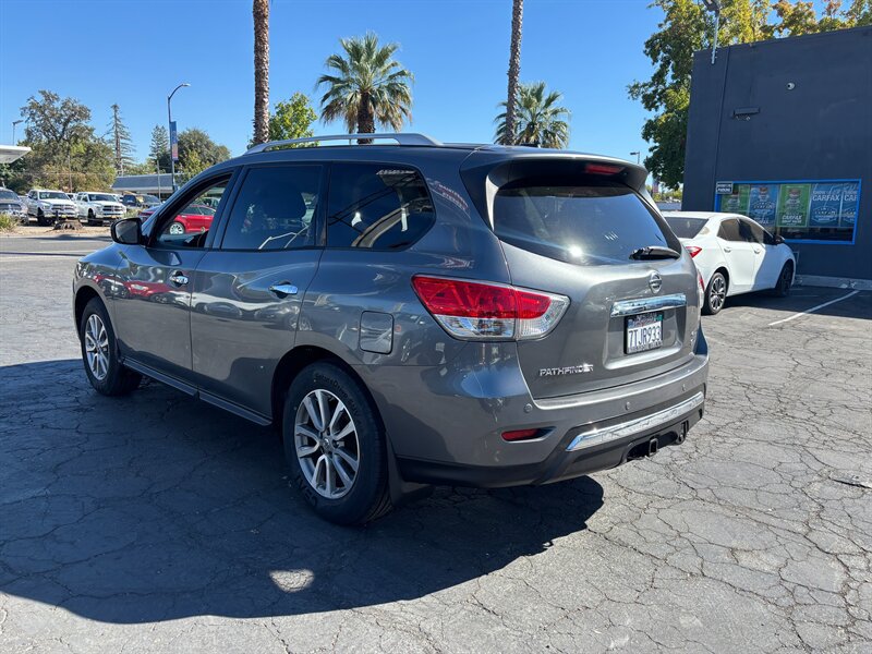 Used 2015 Nissan Pathfinder SV w/ Trailer Tow Package FWD image 5