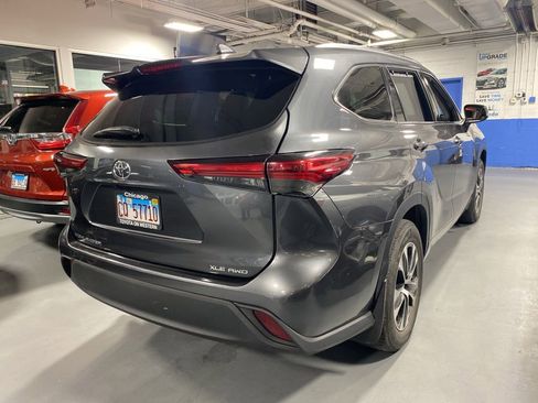 Used 2020 Toyota Highlander XLE AWD/4WD image 21