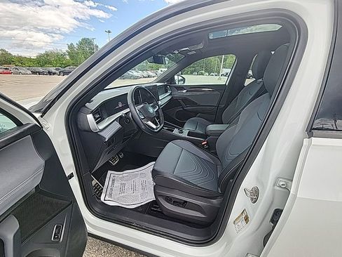 Certified 2025 Volkswagen Tiguan SE R-Line AWD/4WD image 10