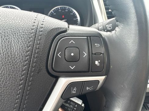 Used 2019 Toyota Highlander XLE AWD/4WD image 16