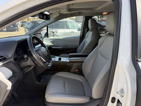 Used 2025 Toyota Sienna XLE FWD image 27