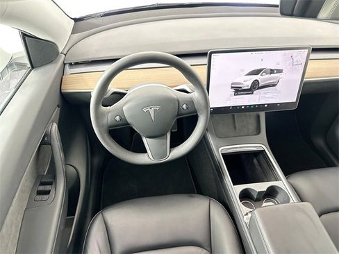 Used 2022 Tesla Model Y Long Range image 11