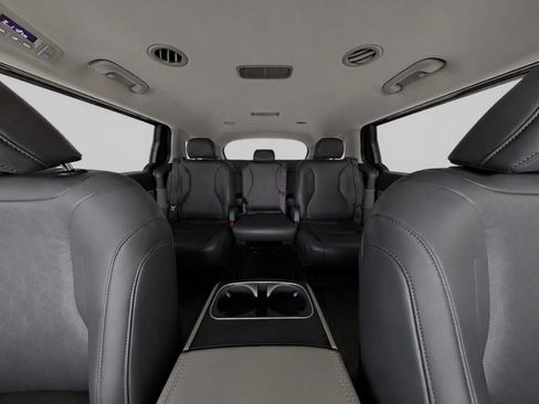 Certified 2025 Kia Carnival FWD image 33
