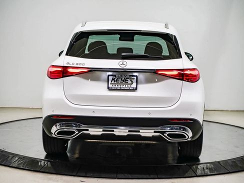 Used 2025 Mercedes-Benz GLC 300 image 3