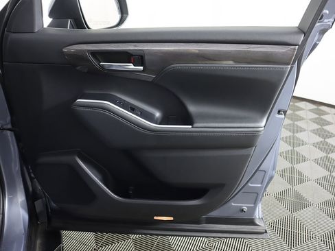 Used 2022 Toyota Highlander Platinum image 30