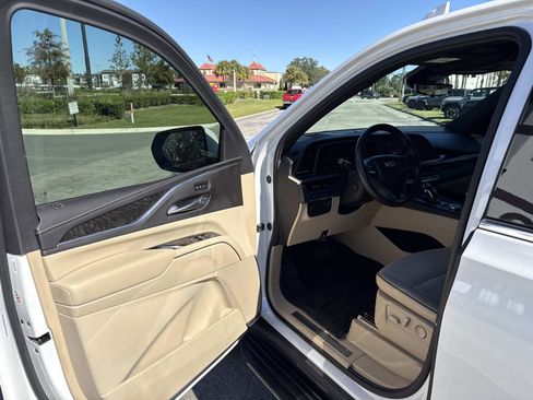 Used 2024 Cadillac Escalade Premium Luxury image 18