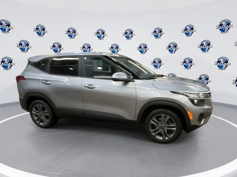 Certified 2023 Kia Seltos LX image 2