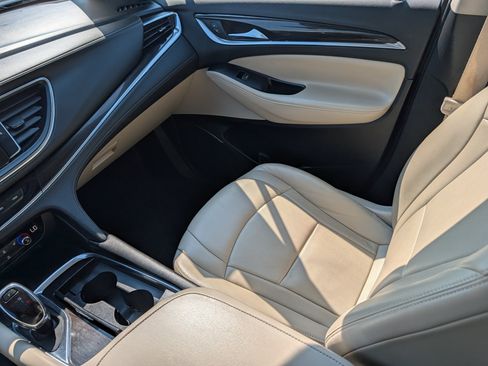 Used 2020 Buick Enclave Essence FWD image 11