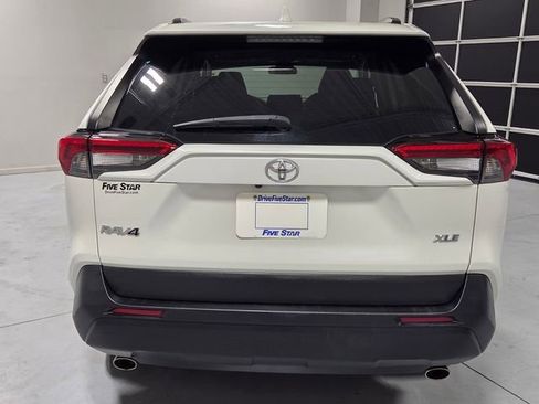 Used 2021 Toyota RAV4 XLE Premium FWD image 9