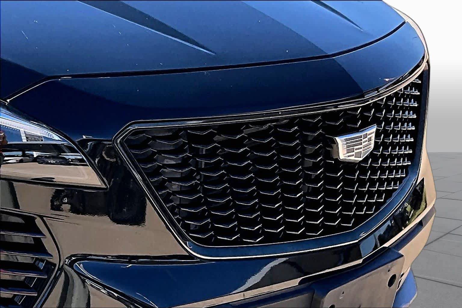 Used 2022 Cadillac XT4 Premium Luxury w/ LPO, ONYX Package FWD image 28