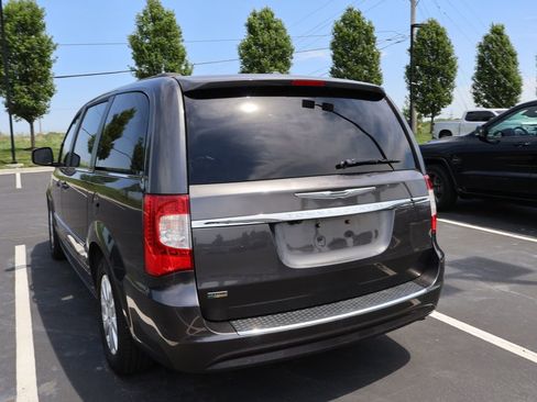 Used 2016 Chrysler Town & Country Touring FWD image 14