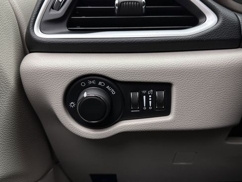 Used 2024 Chrysler Voyager LX FWD image 19