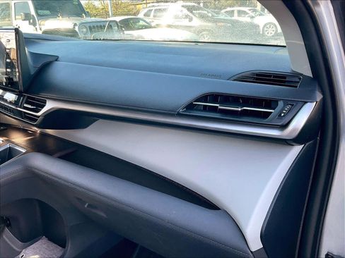 Used 2021 Toyota Sienna LE image 17