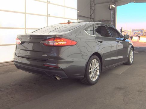 Used 2019 Ford Fusion SE image 2