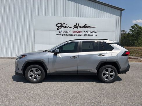 Used 2022 Toyota RAV4 XLE w/ Convenience Package image 2