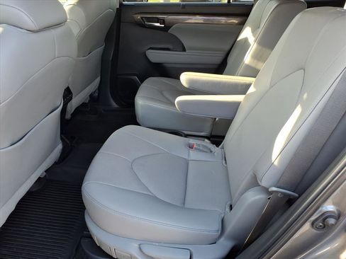 Used 2023 Toyota Highlander Limited AWD/4WD image 7