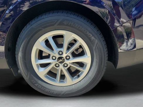 Used 2024 Kia Carnival LX FWD image 11