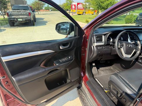 Used 2017 Toyota Highlander XLE FWD image 8