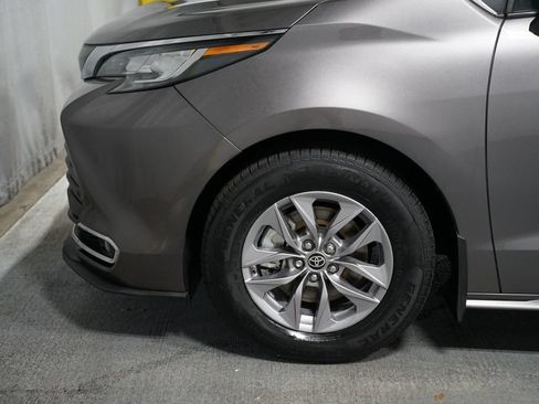 Used 2023 Toyota Sienna XLE FWD image 5