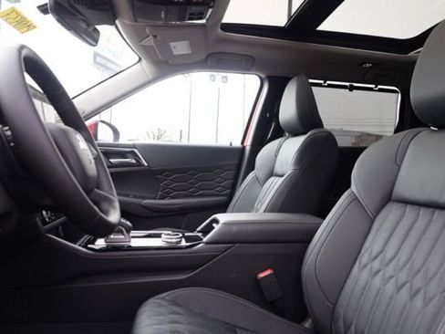 Used 2025 Mitsubishi Outlander SEL image 18