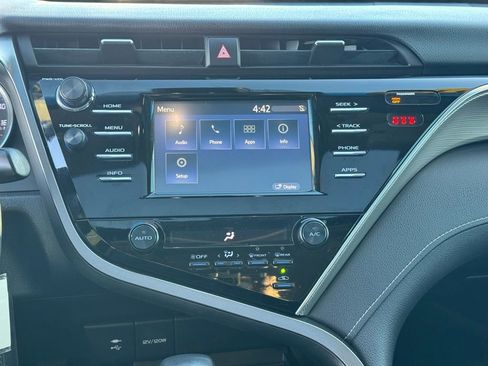 Used 2018 Toyota Camry SE w/ Moonroof Package image 16