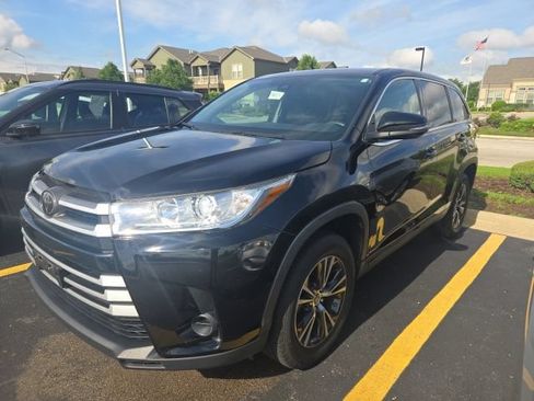 Used 2019 Toyota Highlander LE FWD image 3