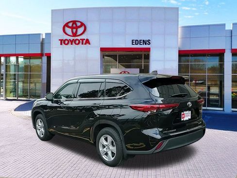 Used 2023 Toyota Highlander LE image 8