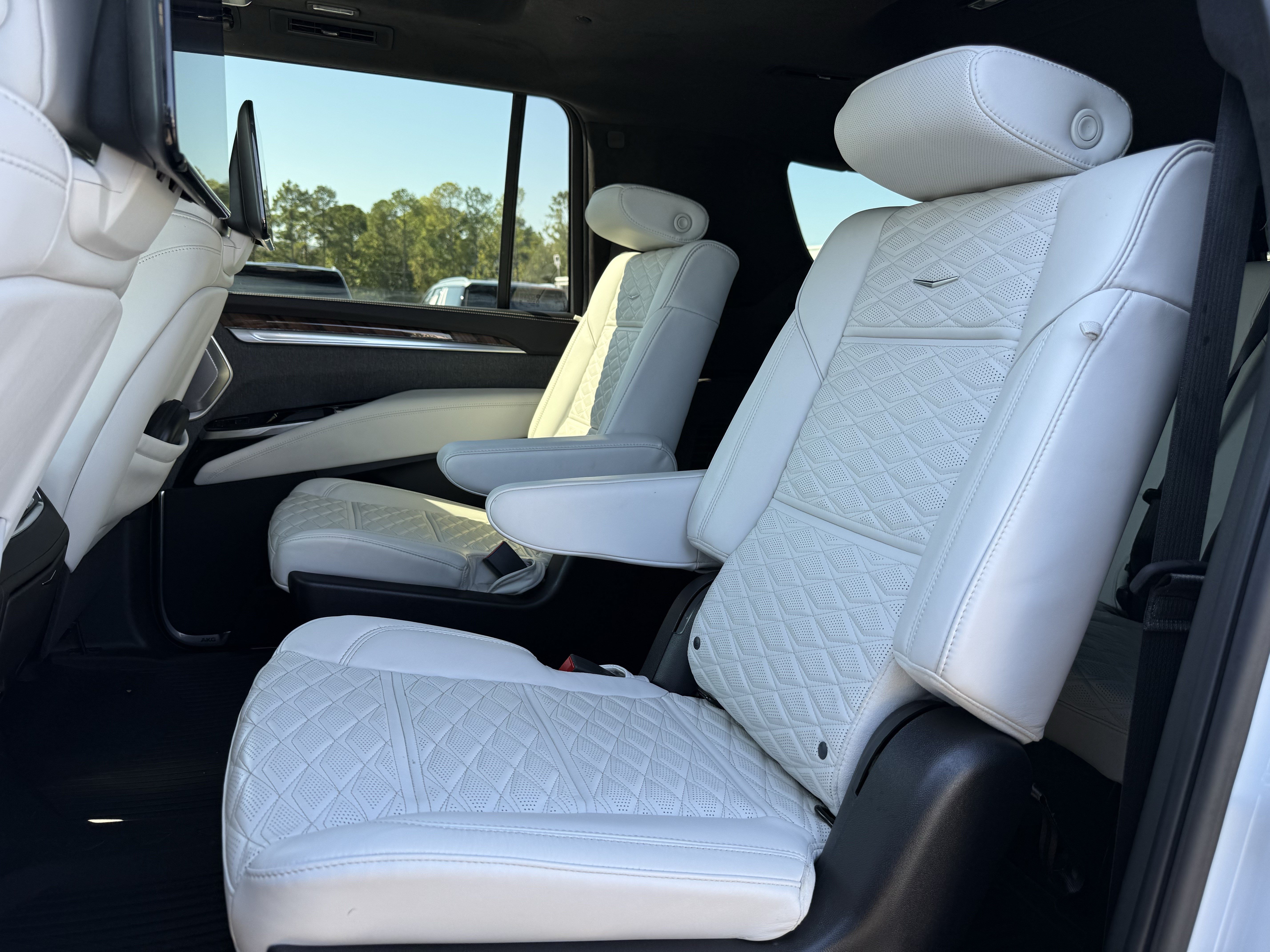 Used 2026 Cadillac Escalade ESV Platinum Sport w/ LPO, ONYX Package AWD/4WD image 34