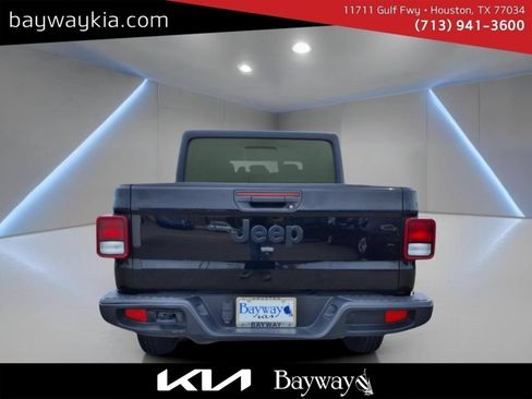 Used 2024 Jeep Gladiator Sport AWD/4WD image 6