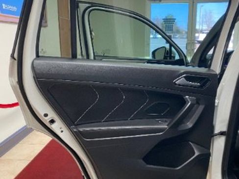 Used 2023 Volkswagen Tiguan SE w/ Panoramic Sunroof Package image 14