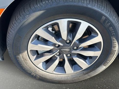 Used 2022 Chrysler Pacifica Touring-L image 12