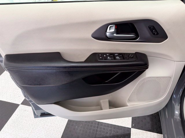 Used 2022 Chrysler Pacifica Touring-L FWD image 14