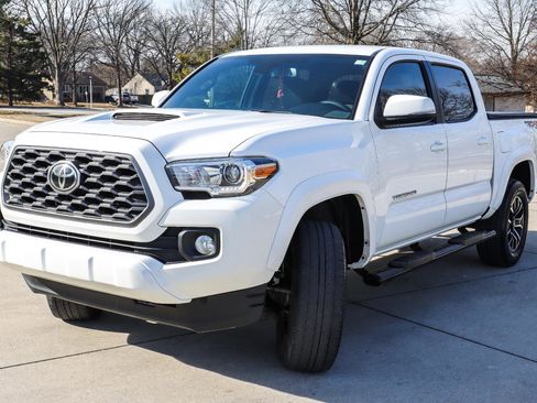 Used 2020 Toyota Tacoma TRD Sport image 3