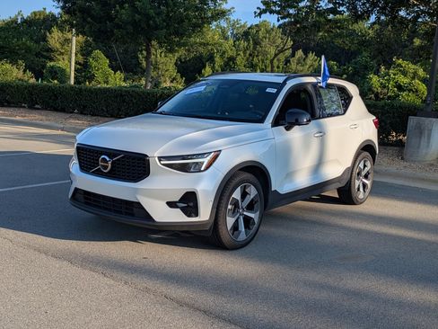 Used 2023 Volvo XC40 B4 Ultimate FWD image 8