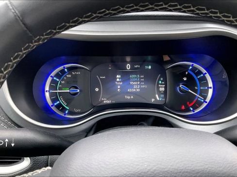 Used 2024 Chrysler Pacifica Limited FWD image 12