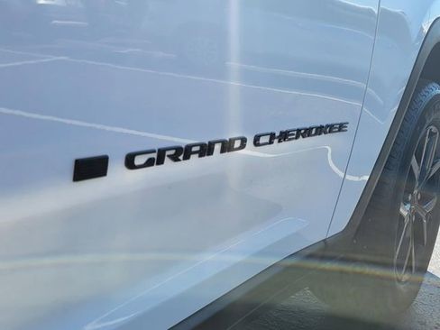 Used 2024 Jeep Grand Cherokee Altitude image 11