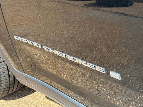 Used 2024 Jeep Grand Cherokee Limited w/ Luxury Tech Group II image 30