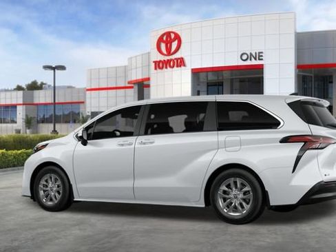 New 2026 Toyota Sienna LE FWD image 8