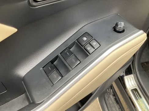 Used 2023 Toyota Highlander XLE FWD image 13