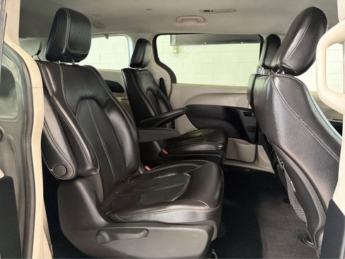 Used 2022 Chrysler Pacifica Touring-L FWD image 16
