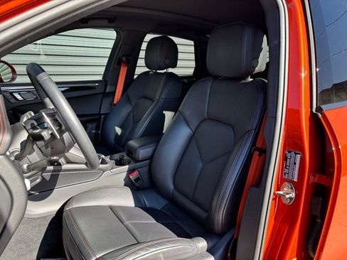 Certified 2025 Porsche Macan image 5