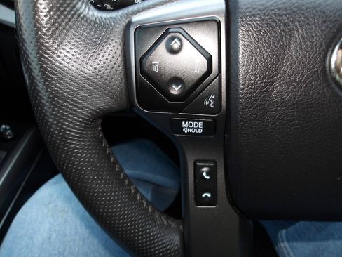 Used 2022 Toyota Tacoma TRD Off-Road AWD/4WD image 15