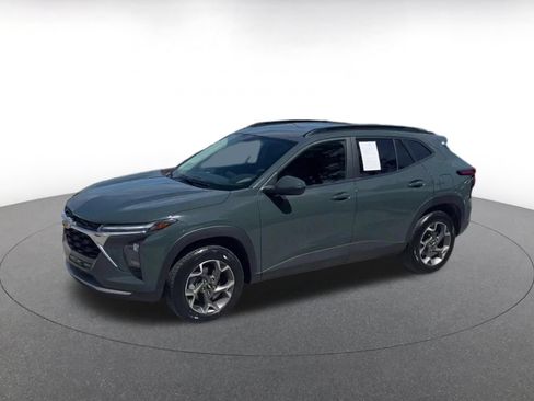 Used 2025 Chevrolet Trax LT FWD image 8