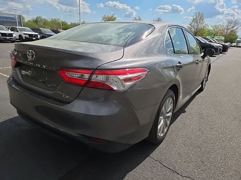 Used 2018 Toyota Camry LE image 5