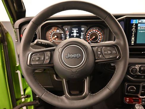 Used 2025 Jeep Gladiator Rubicon AWD/4WD image 9
