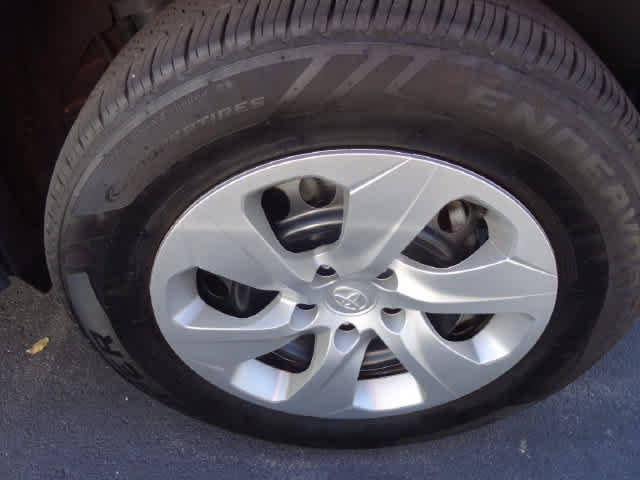 Used 2021 Toyota RAV4 LE AWD/4WD image 12